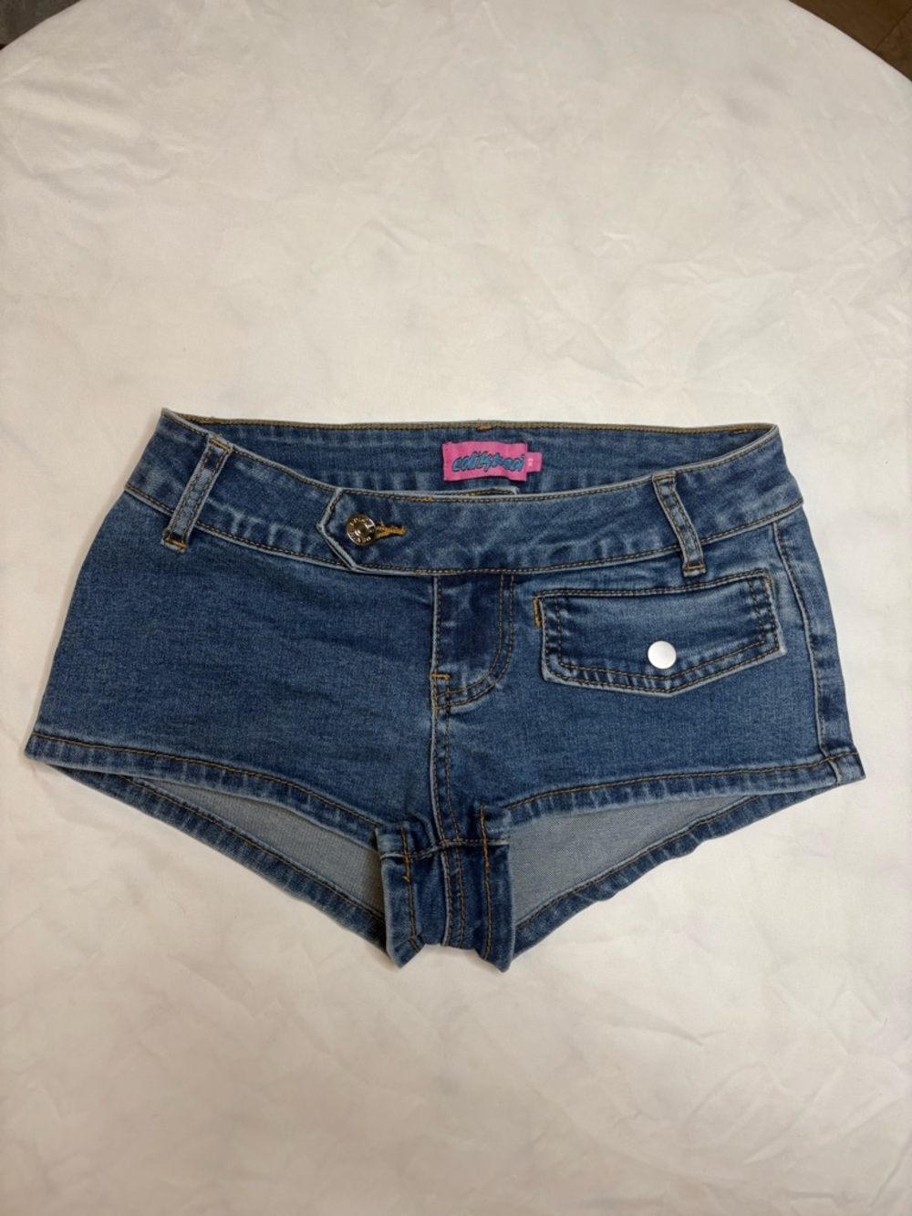 Edikted bryan Denim Low-Rise Women’s Shorts in Medium Blue